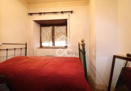 Single storey house with 730 m2 land in the center of Vila do Avelar.