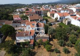Single storey house with 730 m2 land in the center of Vila do Avelar.