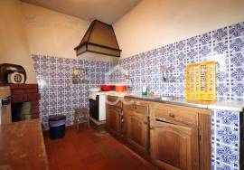 Single storey house with 730 m2 land in the center of Vila do Avelar.