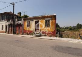 House for reconstruction with land in the center of Ansião.
