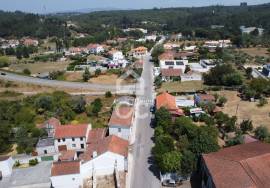 House for reconstruction with land in the center of Ansião.