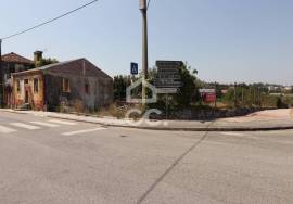 House for reconstruction with land in the center of Ansião.