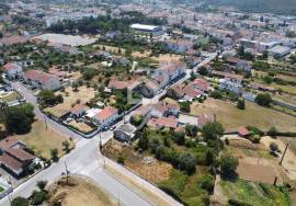 House for reconstruction with land in the center of Ansião.