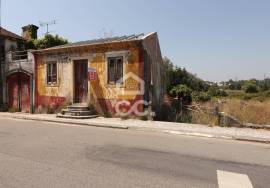House for reconstruction with land in the center of Ansião.