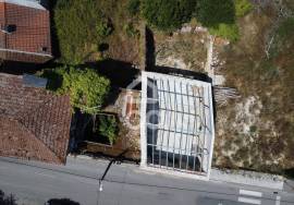 House for reconstruction with land in the center of Ansião.