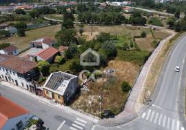House for reconstruction with land in the center of Ansião.