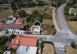 House for reconstruction with land in the center of Ansião.