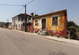 House for reconstruction with land in the center of Ansião.