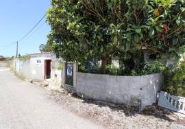 Cottage with Patio and Backyard 17 kms from the Beach