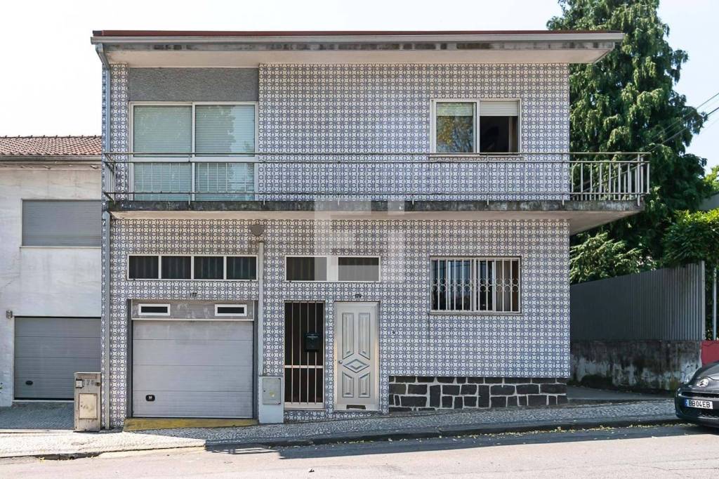 4 Bedroom House with Garage and Outdoor Space – Braga