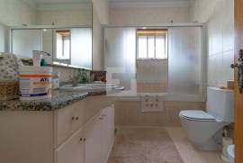 4 Bedroom House with Garage and Outdoor Space – Braga