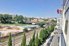 Apartamento T1 em Oeiras com Marquise e Vista Desafogada