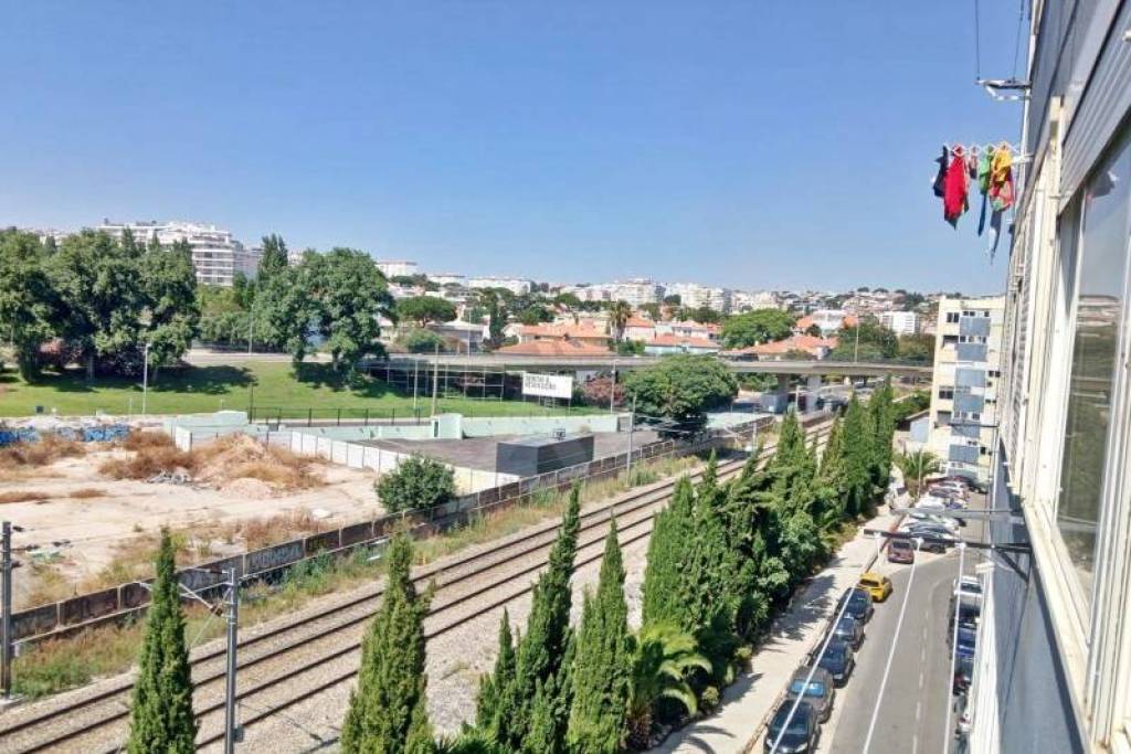 Apartamento T1 em Oeiras com Marquise e Vista Desafogada