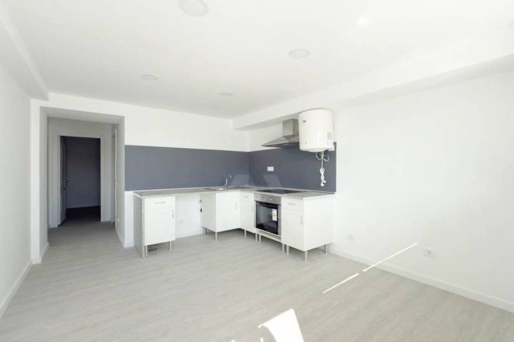 Apartamento T1 Remodelado na Abrunheira com Luz e Água Incluídas