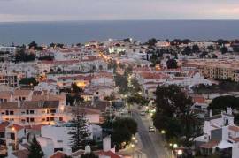 Guaranteed Investment in the Algarve – 2-Bedroom Apartment in Montechoro, Albufeira
This 2-bedroom apartment, located in Montechoro – a peaceful and well-established area of Albufeira – is currently rented until 2028, offering immediate and secure rental income