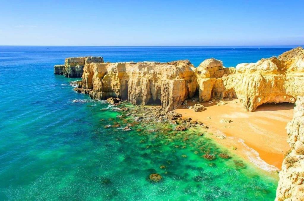 Guaranteed Investment in the Algarve – 2-Bedroom Apartment in Montechoro, Albufeira
This 2-bedroom apartment, located in Montechoro – a peaceful and well-established area of Albufeira – is currently rented until 2028, offering immediate and secure rental income