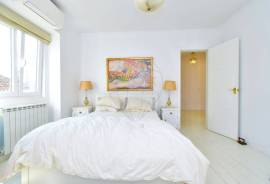 3-Bedroom Villa + 1-Bedroom Annex with Swimming Pool for Rent in Algueirão
Charming detached villa, fully furnished and equipped, ideal for those who value comfort, privacy, and a peaceful location