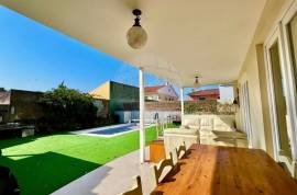3-Bedroom Villa + 1-Bedroom Annex with Swimming Pool for Rent in Algueirão
Charming detached villa, fully furnished and equipped, ideal for those who value comfort, privacy, and a peaceful location