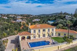 Elegant South-Facing 4-Bedroom Villa with Stunning Sea Views