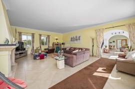 Elegant South-Facing 4-Bedroom Villa with Stunning Sea Views