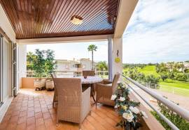 2-bed apartment overlooking the golf course of Vale da Pinta