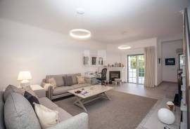 Elegant 2 + 1 bed townhouse