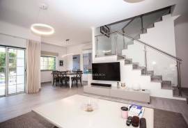 Elegant 2 + 1 bed townhouse