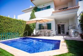 Elegant 2 + 1 bed townhouse