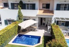 Elegant 2 + 1 bed townhouse
