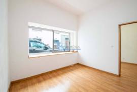 Building with 3 Bedroom Duplex Apartment + 1 Bedroom + Shop in Monchique
