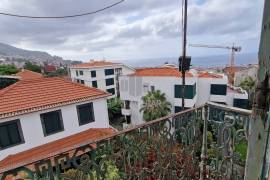 Building to recover in Funchal