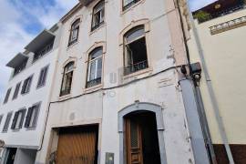 Building to recover in Funchal