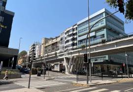 Office next to Trindade Station, with potential for conversion into housing.
