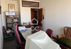 Office next to Trindade Station, with potential for conversion into housing.