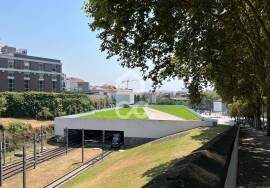 Office next to Trindade Station, with potential for conversion into housing.