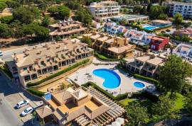 Albufeira – 2-bedroom townhouse with sea views and pool access