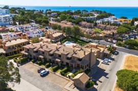 Albufeira – 2-bedroom townhouse with sea views and pool access
