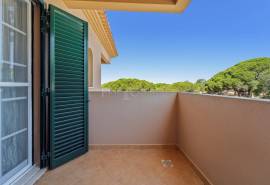 Albufeira – 2-bedroom townhouse with sea views and pool access