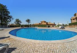 Albufeira – 2-bedroom townhouse with sea views and pool access