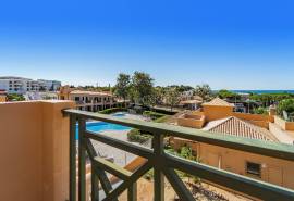 Albufeira – 2-bedroom townhouse with sea views and pool access