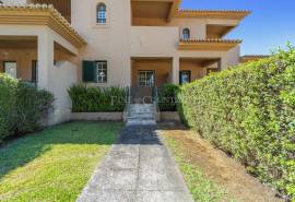 Albufeira – 2-bedroom townhouse with sea views and pool access