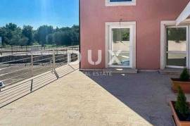 ISTRIA, NOVIGRAD - Business premises in an attractive location