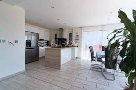 Osijek, Cvjetno naselje, quality new building (NAP 117 m2) with a large garden and garage