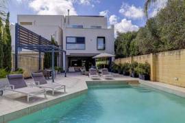 Luxurious Townhouse with Pool and Large Garage