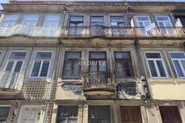 Building to Rehabilitate in Downtown Porto