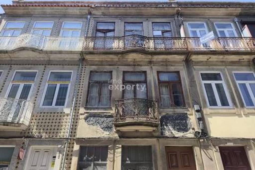 Building to Rehabilitate in Downtown Porto