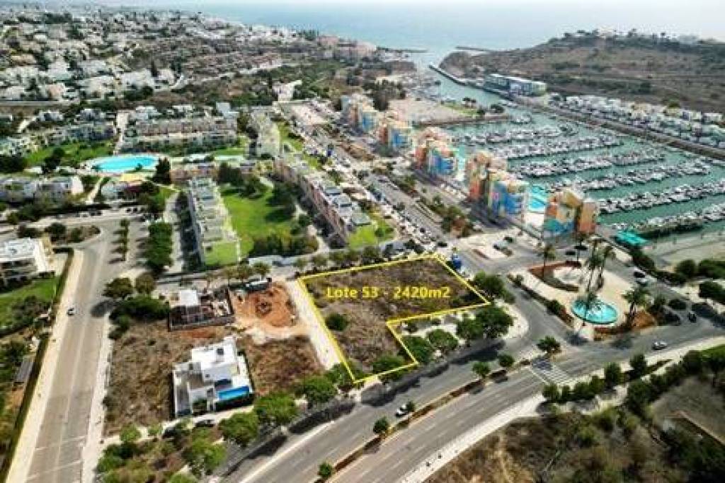 Plot of land with 2420m2, for construction of a building, next to Albufeira Marina, Algarve