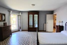 Charming Winegrowers House With 5 Bedrooms, Large Outbuilding, Convertible Attic And A 685 M2 Courtyard With Swimming Pool. Great Potential