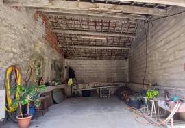 Charming Winegrowers House With 5 Bedrooms, Large Outbuilding, Convertible Attic And A 685 M2 Courtyard With Swimming Pool. Great Potential