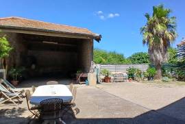 Charming Winegrowers House With 5 Bedrooms, Large Outbuilding, Convertible Attic And A 685 M2 Courtyard With Swimming Pool. Great Potential